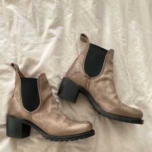 FRYE SABRINA CHELSEA STONE BOOTS SIZE 9.5